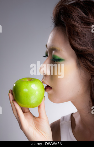 eine Frau mit grünen Augen Make-up Stockfoto