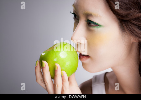 eine Frau mit grünen Augen Make-up Stockfoto