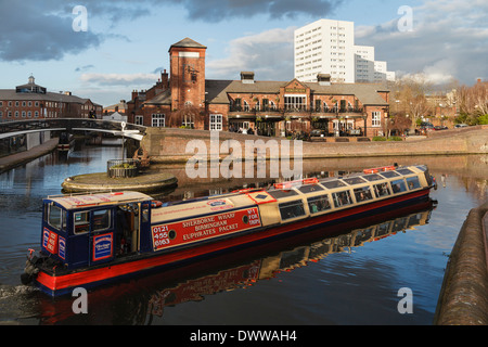 Ein Tourist Narrowboat übergibt alte drehen Junction, Birmingham Kanal, Birmingham Stockfoto