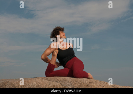 Iyengar Yoga-Lehrer zeigt Yoga Dandasana (sitzend). Stockfoto