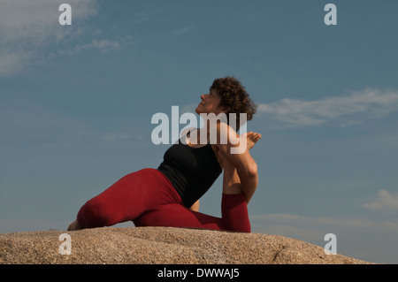 Iyengar Yoga-Lehrer zeigt Yoga Dandasana (sitzend). Stockfoto