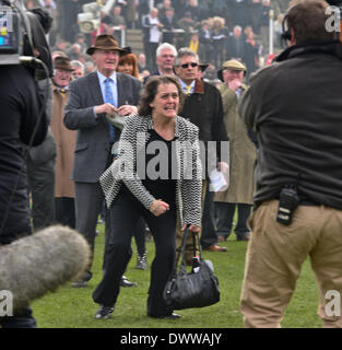 Cheltenham, Vereinigtes Königreich. 13. März 2014. Dynaste Besitzer feiert gewinnen die Ryanaat Cheltenham Gold Cup Festival 2014, Tag 3, St Patricks Thursday Sitzung.  Bildnachweis: Jules Annan/Alamy Live News Stockfoto