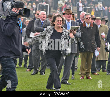 Cheltenham, Vereinigtes Königreich. 13. März 2014. Dynaste Besitzer feiert gewinnen die Ryanaat Cheltenham Gold Cup Festival 2014, Tag 3, St Patricks Thursday Sitzung. Bildnachweis: Jules Annan/Alamy Live News Stockfoto