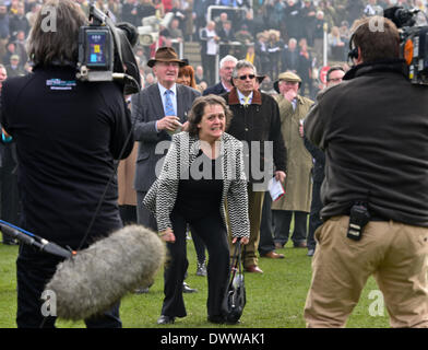 Cheltenham, Vereinigtes Königreich. 13. März 2014. Dynaste Besitzer feiert gewinnen die Ryanaat Cheltenham Gold Cup Festival 2014, Tag 3, St Patricks Thursday Sitzung.  Bildnachweis: Jules Annan/Alamy Live News Stockfoto