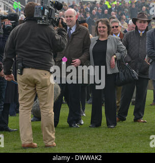 Cheltenham, Vereinigtes Königreich. 13. März 2014. Dynaste Besitzer feiert gewinnen die Ryanaat Cheltenham Gold Cup Festival 2014, Tag 3, St Patricks Thursday Sitzung.  Bildnachweis: Jules Annan/Alamy Live News Stockfoto