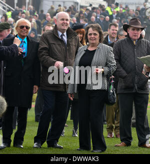 Cheltenham, Vereinigtes Königreich. 13. März 2014. Dynaste Besitzer feiert gewinnen die Ryanaat Cheltenham Gold Cup Festival 2014, Tag 3, St Patricks Thursday Sitzung.  Bildnachweis: Jules Annan/Alamy Live News Stockfoto