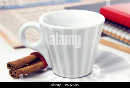 Vintage-Stil Kaffee Tasse auf Schreibtisch Stockfoto