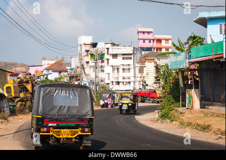 Indien Tamil Nadu Kerala Süd Süd Munnar Region Dorf Straßenszene Tuk Tuks auto-Rikschas Mehrfamilienhäuser Eigentumswohnung Stockfoto