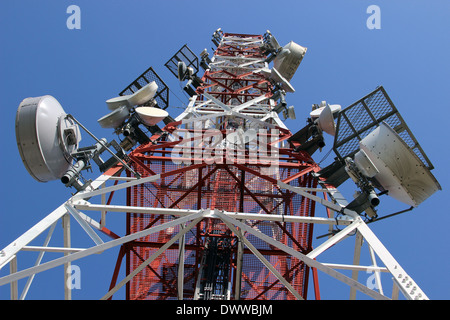 Drei große Telekommunikation Türme mit Antennen auf blauen Himmel Stockfoto