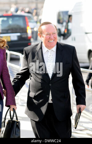 Andrew Neil, schottischer Journalist und Rundfunksprecher, mit Partner Susan Nilsson [am Memorial Service für David Frost, London, 2014] Stockfoto