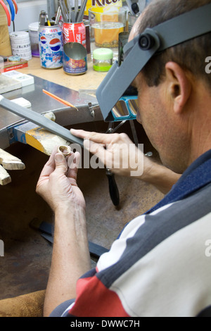 Simbabwe-italienischer Goldschmied Roberto Spagnuolo ist die Einreichung einer gelb-goldene Hochzeit Band um eine glatte Oberfläche zu gewährleisten. Model Released Stockfoto