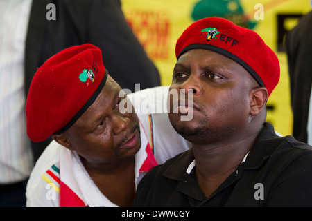 Wirtschaftliche Freiheit Kämpfer nationaler Koordinator Mpho Ramakatsa (links) spricht mit Volkskommissar für politische Bildung Floyd Stockfoto