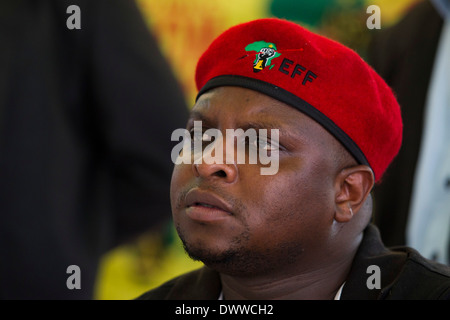 Wirtschaftliche Freiheitskämpfer Volkskommissar für politische Bildung Floyd Shivambu hört Unterstützer vor der Übergabe eines Hauses Stockfoto