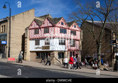 17. Jahrhundert-Tudor-Stil Gebäude am Eingang der Woolshops Einkaufszone, Halifax, West Yorkshire Stockfoto