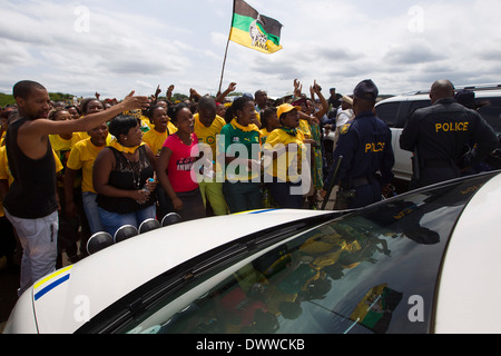 African National Congress Anhängern blockieren die Straße vorbei an Südafrikas Präsident Jacob Zuma Haus in Nkandla, 11 Januar Stockfoto