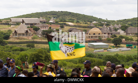 Ein Afrikanischer Nationalkongreß Flagge fliegt hoch als Unterstützer Block die Straße vorbei an Südafrikas Präsident Jacob Zuma-Haus in Stockfoto