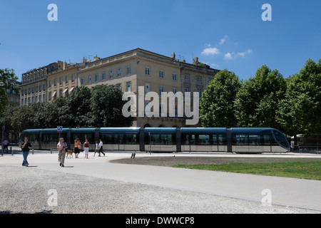 Straßenbahn in Bordeaux Frankreich mit Menschen zu Fuß in die Place des Quinconces in der Nähe des Monument Aux Girondins Stockfoto