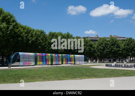 Bordeaux-Frankreich-Straßenbahn dekoriert für die Werbung der 2013 politische Kandidaten durch das Monument des Girondins Stockfoto