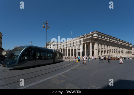 Bordeaux-Frankreich-Straßenbahn geht Le Grande Theatre in einem großen offenen Platz mit Menschen und Touristen einkaufen. Stockfoto