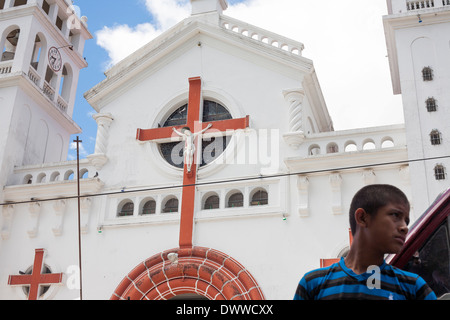 Ein Mann vor der Kirche des Schwarzen Christus in Juayua auf die Rutas De La Flores in El Salvador Stockfoto