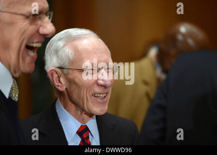 Washington D. C., USA. 13. März 2014. Stanley Fischer lächelt vor Zeugen bei einer Senat Banking, Gehäuse und städtischen Ausschusses Anhörung über die Bestätigung von ihm, der stellvertretende Vorsitzende der Federal Reserve auf dem Capitol Hill in Washington, DC, USA, 13. März 2014 sein. Bildnachweis: Yin Bogu/Xinhua/Alamy Live-Nachrichten Stockfoto