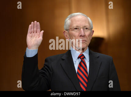 Washington D. C., USA. 13. März 2014. Stanley Fischer wird vor dem Zeugnis bei einer Senat Banking, Gehäuse und städtischen Ausschusses Anhörung über die Bestätigung von ihm, der stellvertretende Vorsitzende der Federal Reserve auf dem Capitol Hill in Washington, DC, USA, 13. März 2014 werden vereidigt. Bildnachweis: Yin Bogu/Xinhua/Alamy Live-Nachrichten Stockfoto