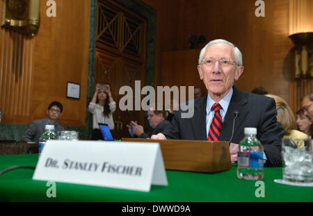 Washington D. C., USA. 13. März 2014. Stanley Fischer zeugt während einer Senat Banking, Gehäuse und städtischen Ausschusses Anhörung auf die Bestätigung von ihm, der stellvertretende Vorsitzende der Federal Reserve auf dem Capitol Hill in Washington, DC, USA, 13. März 2014 sein. Bildnachweis: Yin Bogu/Xinhua/Alamy Live-Nachrichten Stockfoto