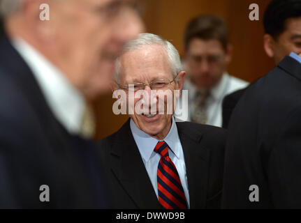 Washington D. C., USA. 13. März 2014. Stanley Fischer kommt auf Senat Banking, Gehäuse und städtischen Ausschusses Anhörung auf die Bestätigung von ihm, der stellvertretende Vorsitzende der Federal Reserve auf dem Capitol Hill in Washington, DC, USA, 13. März 2014 sein. Bildnachweis: Yin Bogu/Xinhua/Alamy Live-Nachrichten Stockfoto