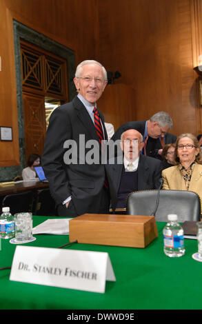 Washington D. C., USA. 13. März 2014. Stanley Fischer (L) lächelt vor Zeugen bei einer Senat Banking, Gehäuse und städtischen Ausschusses Anhörung über die Bestätigung von ihm, der stellvertretende Vorsitzende der Federal Reserve auf dem Capitol Hill in Washington, DC, USA, 13. März 2014 sein. Bildnachweis: Yin Bogu/Xinhua/Alamy Live-Nachrichten Stockfoto