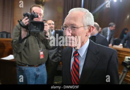 Washington D. C., USA. 13. März 2014. Stanley Fischer kommt auf Senat Banking, Gehäuse und städtischen Ausschusses Anhörung auf die Bestätigung von ihm, der stellvertretende Vorsitzende der Federal Reserve auf dem Capitol Hill in Washington, DC, USA, 13. März 2014 sein. Bildnachweis: Yin Bogu/Xinhua/Alamy Live-Nachrichten Stockfoto