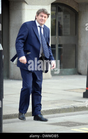 London, UK. 13. März 2014. Rebekka und Charlie Brooks verlassen Old Bailey als Testversion London nach wie vor 13.03.2014 Credit: JOHNNY ARMSTEAD/Alamy Live News Stockfoto