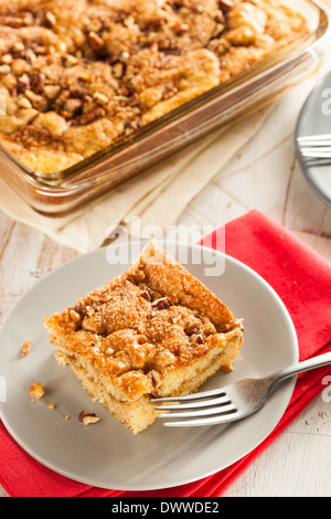 Kaffee-Kuchen mit Zimt und Nüssen Stockfoto