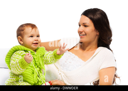 Glückliche Mutter spielen mit kleinen Babymädchen Verlegung isoliert auf weiss Stockfoto