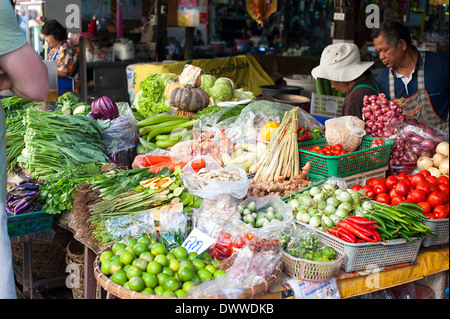 Obst- und Gemüsestände im Markt in der Nähe von Canal Ping in Chiang Mai, Nordthailand. Stockfoto