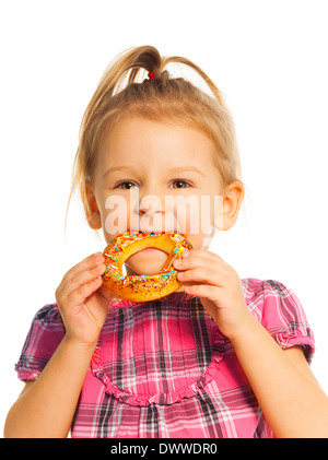 Schöne kleine Mädchen essen Brot Ring isoliert auf weiss Stockfoto