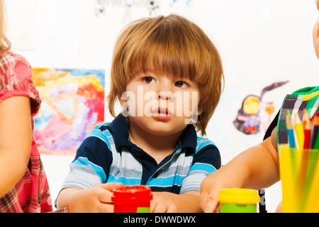 Süße kleine 2 Jahre alter Junge in der Kunst Stockfoto