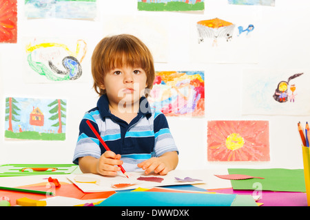 Süße kleine 2 Jahre alten Jungen in der Kunst-Klasse zeichnen Sie mit Bleistift Stockfoto