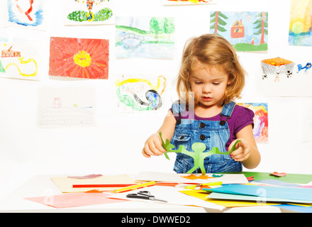 Kleine 3 Jahre alte Blondine kleben Farbe Karton halten Ausschneiden Papier Girlande Stockfoto