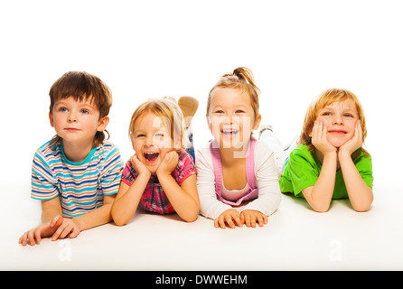 Froh, dass kleine Kinder die Einlegearbeit isoliert auf weißem Fell Stockfoto