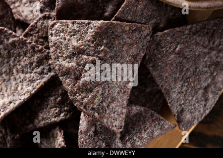 Hausgemachte Bio blau Maiskölbchen Chips auf einem Hintergrund Stockfoto
