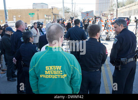 Publikum hört sich Austin Polizeichef sprechen auf Pressekonferenz nach tödlichen Autounfall bei SXSW Veranstaltungsort in der Innenstadt von Austin Stockfoto