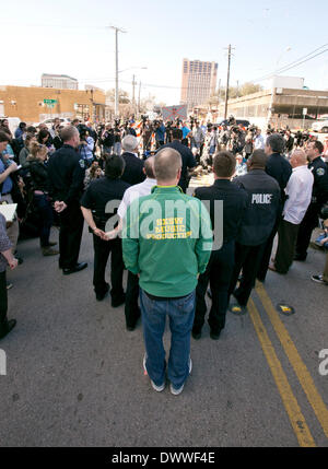 Publikum hört sich Austin Polizeichef sprechen auf Pressekonferenz nach tödlichen Autounfall bei SXSW Veranstaltungsort in der Innenstadt von Austin Stockfoto