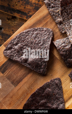 Hausgemachte Bio blau Maiskölbchen Chips auf einem Hintergrund Stockfoto