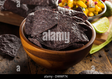 Hausgemachte Bio blau Maiskölbchen Chips auf einem Hintergrund Stockfoto