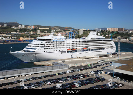 Luxus Kreuzfahrt Schiff Mv Seven Seas Mariner neben im Hafen von Marseille Frankreich Stockfoto