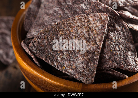 Hausgemachte Bio blau Maiskölbchen Chips auf einem Hintergrund Stockfoto