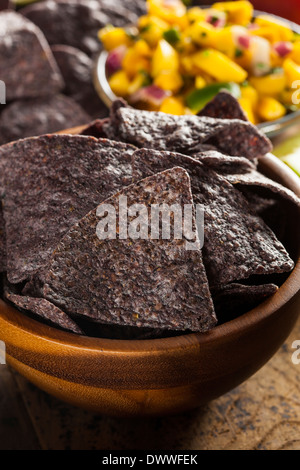 Hausgemachte Bio blau Maiskölbchen Chips auf einem Hintergrund Stockfoto