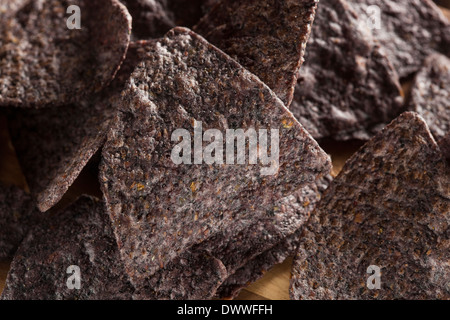 Hausgemachte Bio blau Maiskölbchen Chips auf einem Hintergrund Stockfoto