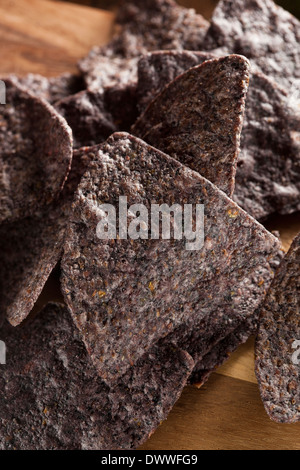 Hausgemachte Bio blau Maiskölbchen Chips auf einem Hintergrund Stockfoto