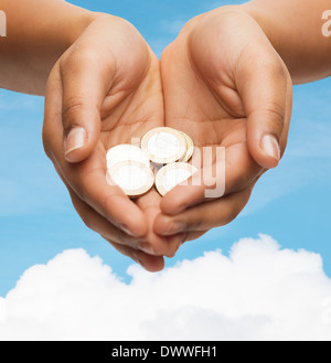 Womans schalenförmige Hände mit Euro-Münzen Stockfoto